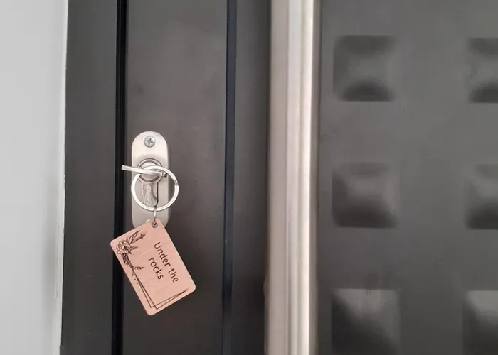 Under The Rocks 1 卡兰巴卡