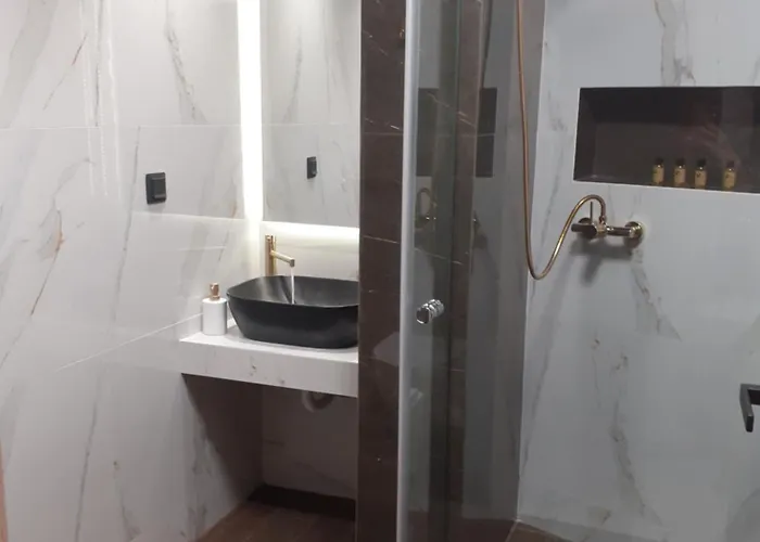 Under The Rocks 1 卡兰巴卡